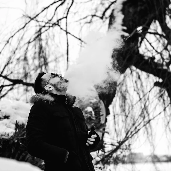 Hombre fumando cigarrillo electrónico —  Fotos de Stock