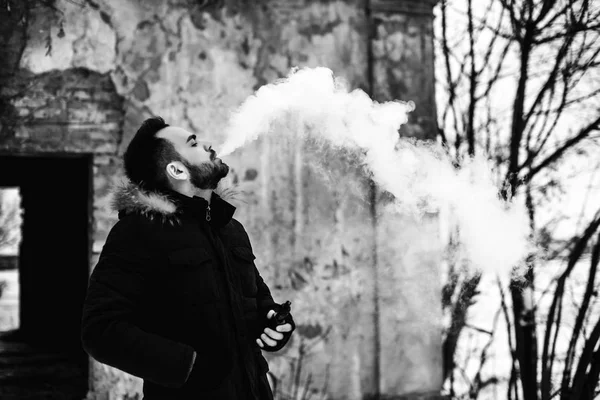 Homme fumant cigarette électronique — Photo