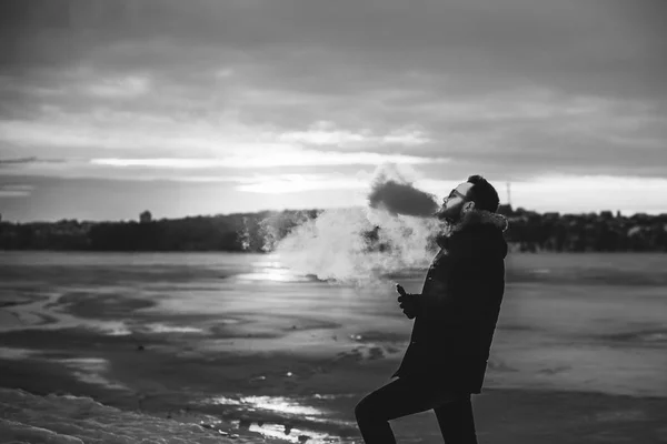 Homme fumant cigarette électronique — Photo