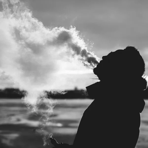 Adam sigara elektronik sigara — Stok fotoğraf