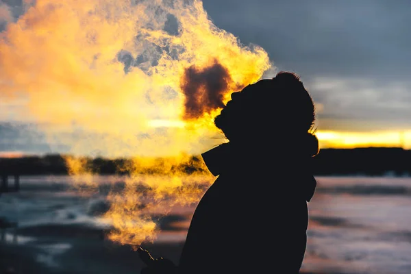 Muž kouření elektronické cigarety — Stock fotografie