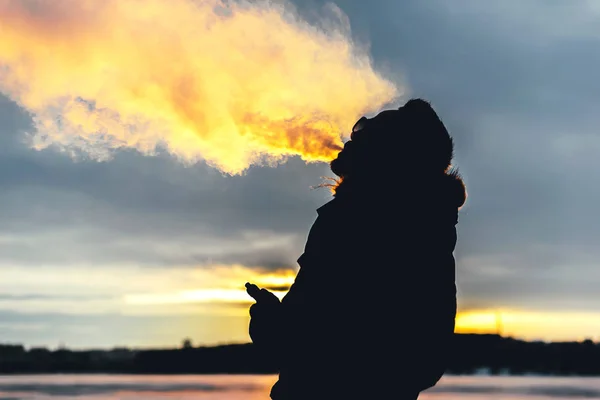 Muž kouření elektronické cigarety — Stock fotografie