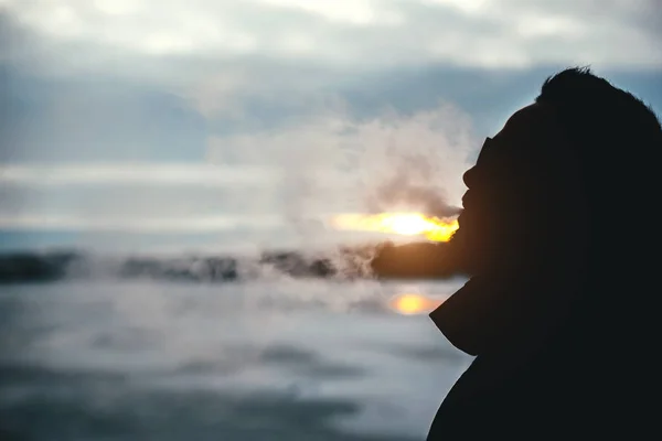 Man  smoking  electronic cigarette — Stock Photo, Image