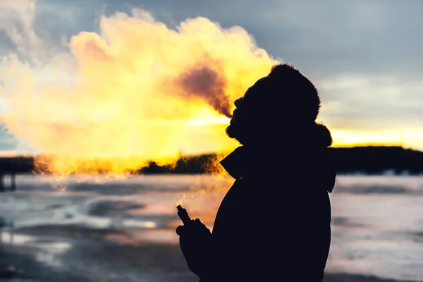 Man  smoking  electronic cigarette — Stock Photo, Image