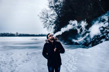 Adam elektronik sigara içiyor.