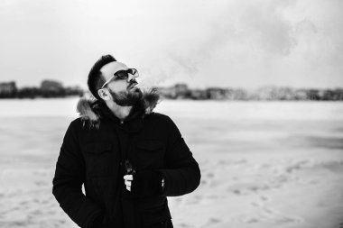 Adam elektronik sigara içiyor.