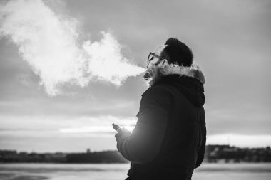 Adam elektronik sigara içiyor.