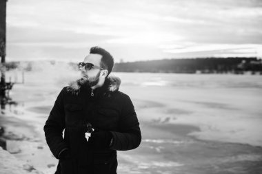 Adam elektronik sigara içiyor.