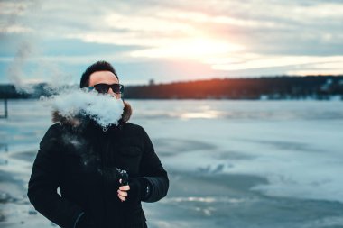 Adam elektronik sigara içiyor.