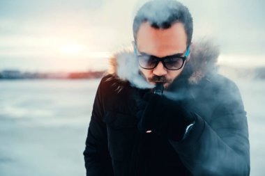 Adam elektronik sigara içiyor.
