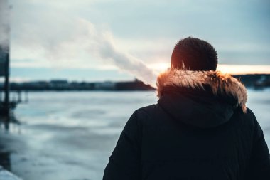 Adam elektronik sigara içiyor.