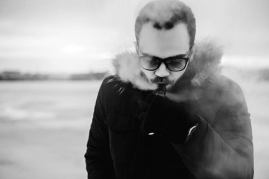 Adam elektronik sigara içiyor.