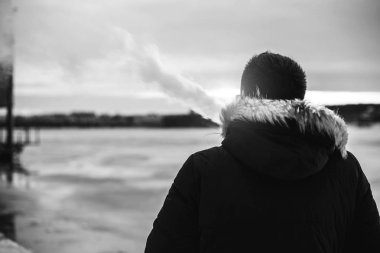 Adam elektronik sigara içiyor.