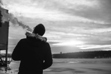 Adam elektronik sigara içiyor.