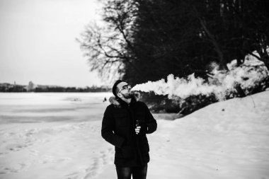 Adam elektronik sigara içiyor.