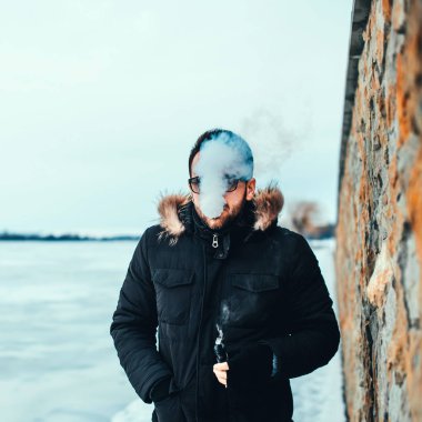 Adam elektronik sigara içiyor.