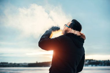 Adam elektronik sigara içiyor.