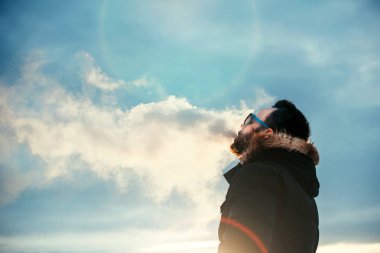 Adam elektronik sigara içiyor.