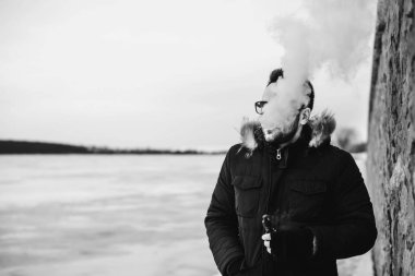 Adam elektronik sigara içiyor.