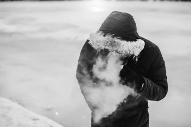 Adam elektronik sigara içiyor.