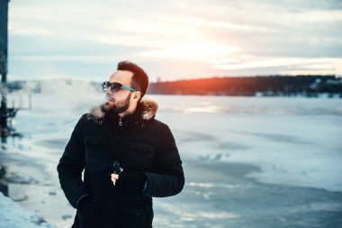 Adam elektronik sigara içiyor.