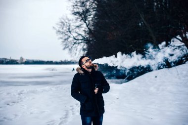 Adam elektronik sigara içiyor.