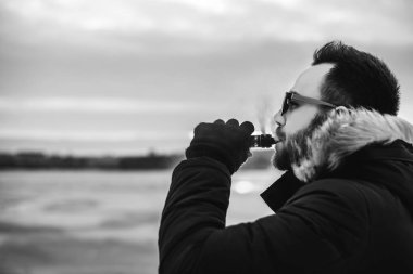 Adam elektronik sigara içiyor.