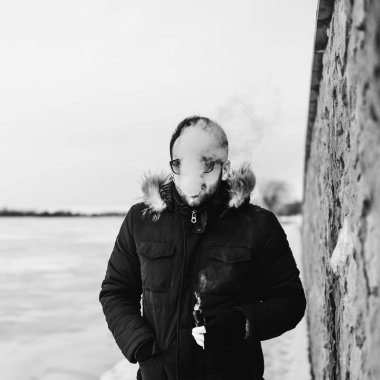 Adam elektronik sigara içiyor.