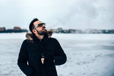 Adam elektronik sigara içiyor.