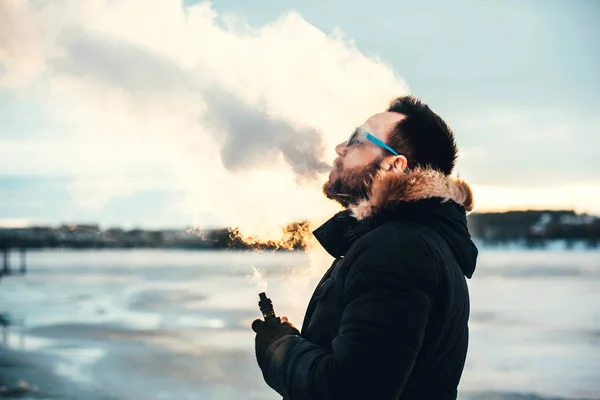 Homem fuma cigarro eletrônico — Fotografia de Stock