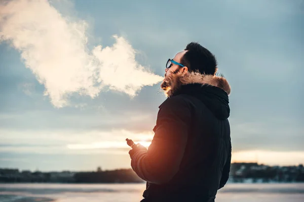 Muž kouří elektronickou cigaretu — Stock fotografie