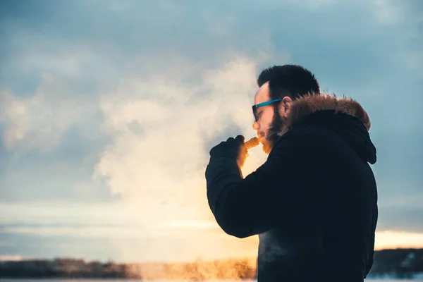 Pria dengan jenggot merokok — Stok Foto