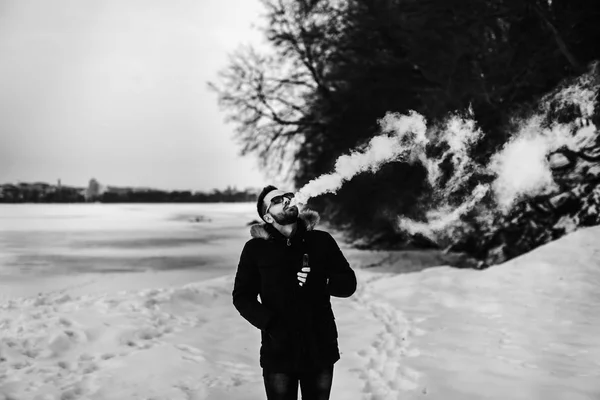 Homem fuma cigarro eletrônico — Fotografia de Stock