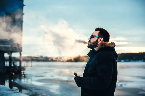 Man merokok rokok elektronik — Stok Foto