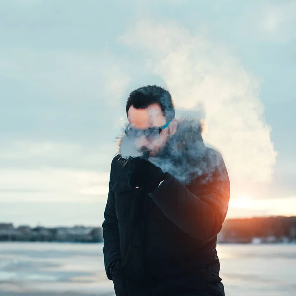 Man smokes  electronic cigarette — Stock Photo, Image