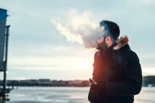 Hombre fuma cigarrillo electrónico —  Fotos de Stock