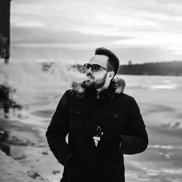 남자 수염 흡연 — 스톡 사진