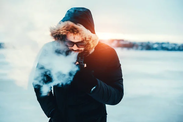 Man smokes  electronic cigarette — Stock Photo, Image