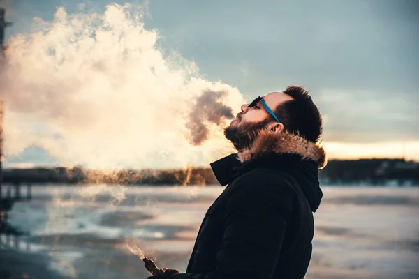 Hombre fuma cigarrillo electrónico — Foto de Stock