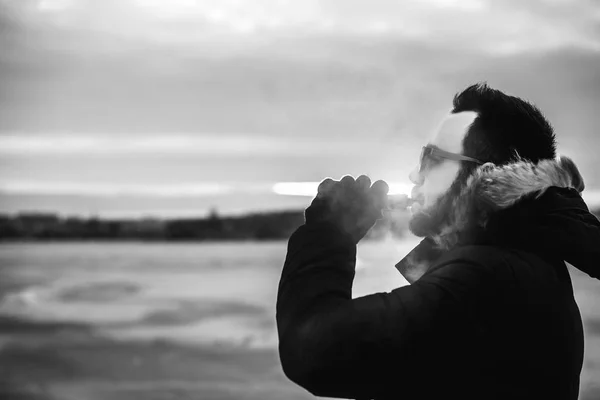 사람은 전자 담배를 피운다 — 스톡 사진