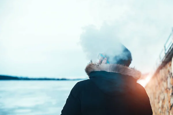 Homem fuma cigarro eletrônico — Fotografia de Stock