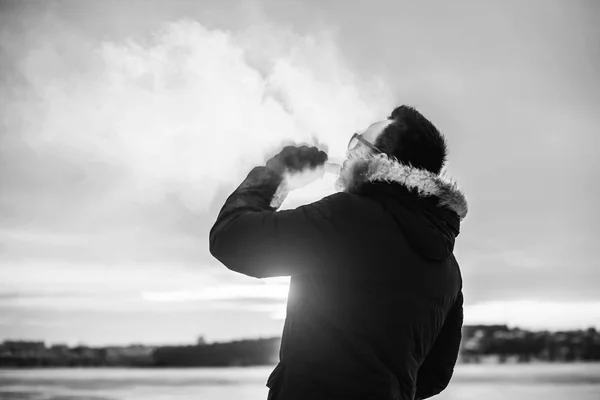 Homem fuma cigarro eletrônico — Fotografia de Stock