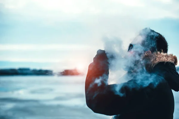 Man smokes  electronic cigarette — Stock Photo, Image