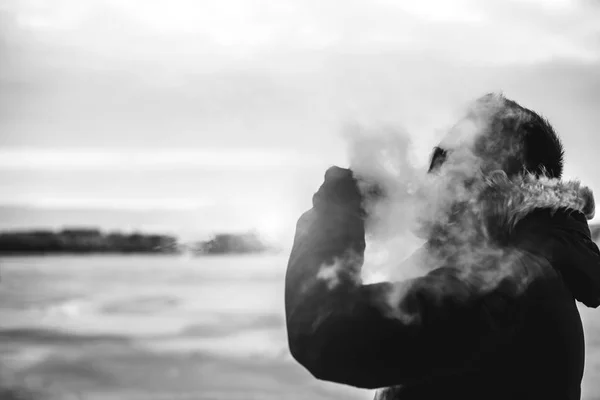 Man smokes  electronic cigarette — Stock Photo, Image