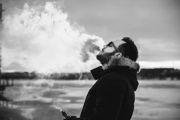 Homem fuma cigarro eletrônico — Fotografia de Stock