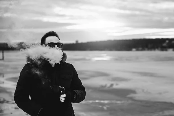 Homem fuma cigarro eletrônico — Fotografia de Stock