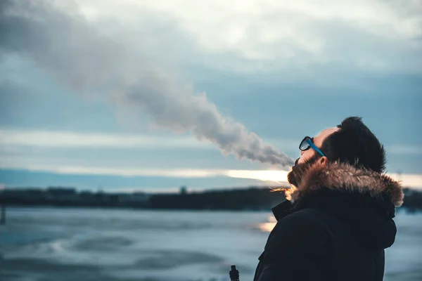 Muž kouří elektronickou cigaretu — Stock fotografie