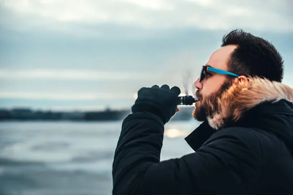 男人吸电子香烟 — 图库照片