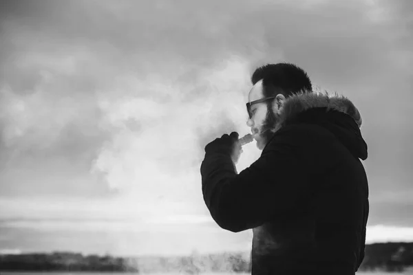 Hombre con barba fumando —  Fotos de Stock