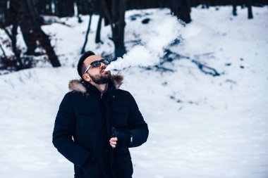 Sakal sigara elektronik sigara olan adam